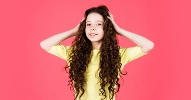 لو بنتك شعرها كيرلى.. 7 خطوات مهمة للحفاظ على حيويته وترطيبه – مصرنا
