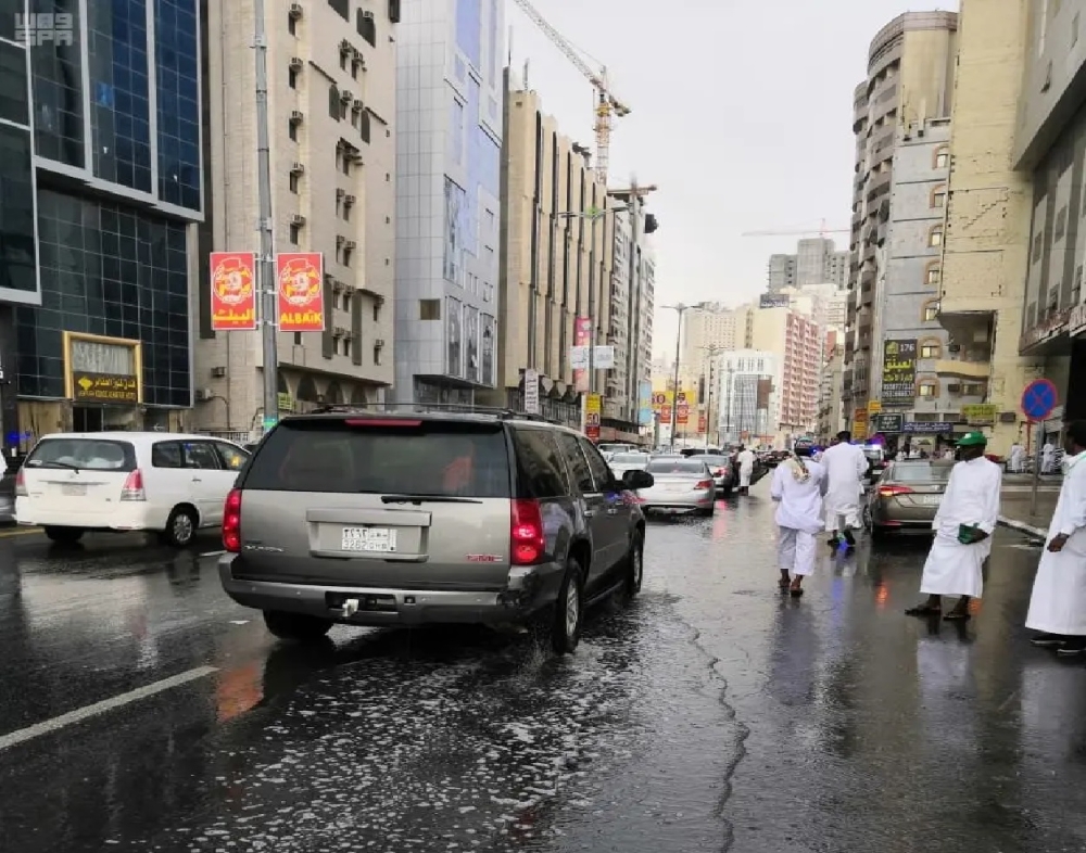 إنذار أحمر.. أمطار غزيرة وسيول على أجزاء من منطقة مكة المكرمة