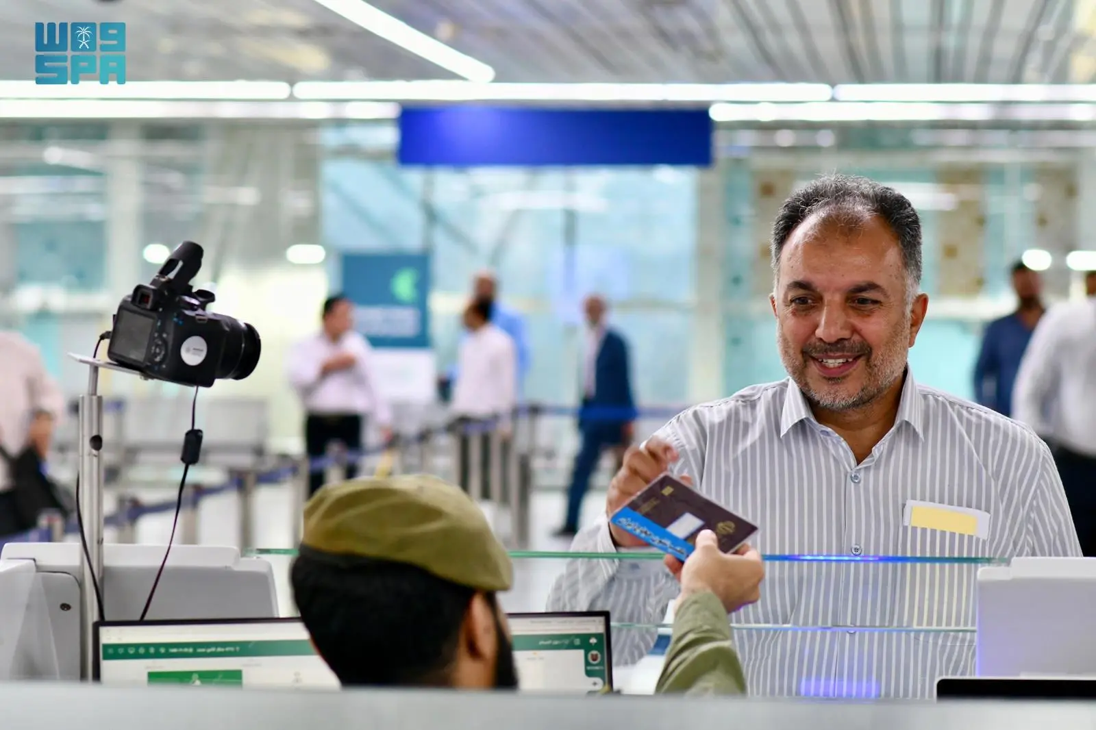 جوازات مطار الأمير محمد بن عبدالعزيز تستقبل أولى رحلات حجاج إيران