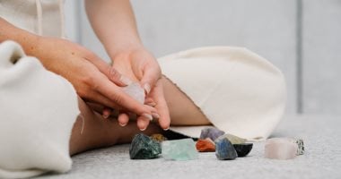 3 طرق لاستخدام الأحجار الكريمة في الشفاء الروحي.. منها طريقة الإكسير الحجري – مصرنا