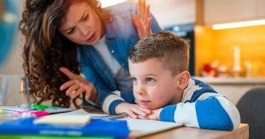 الامتحانات قربت.. 4 خطوات تخلي الأم تتابع مذاكرة الأولاد من غير عصبية – مصرنا