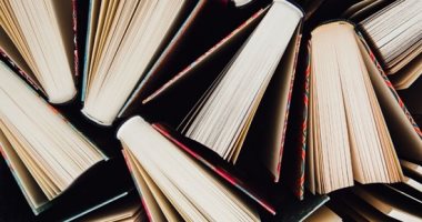 تفسير حلم الكتب.. كبت مشاعر وتشجيع من العقل الباطن على الإبداع – مصرنا
