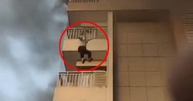 لحظة نجاة امرأة بالهند بعد سقوطها من الطابق الخامس هربًا من الحريق.. فيديو – مصرنا