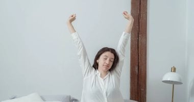 10 عادات صباحية بسيطة هتخليك نشيط.. ابدأ يومك بكوباية ماية وخلي بالك من المنبه – مصرنا