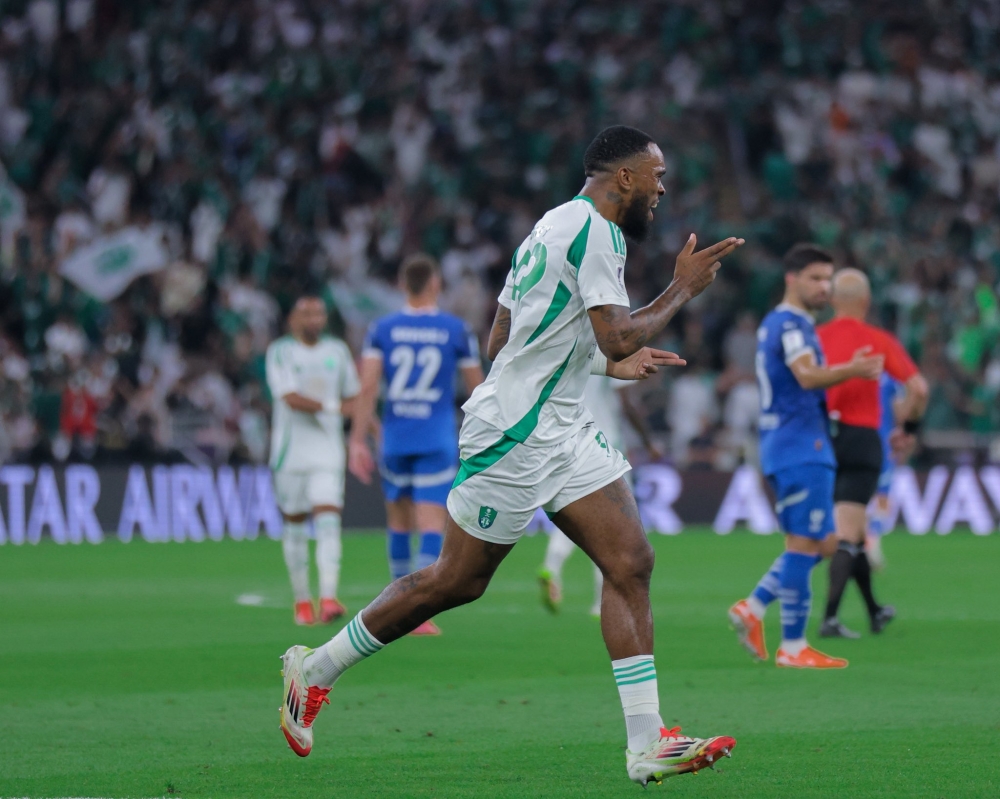 ماذا فعل إيفان توني مع جماهير الأهلي قبل مباراة كاواساكي؟.. تصرف من جانب اللاعب