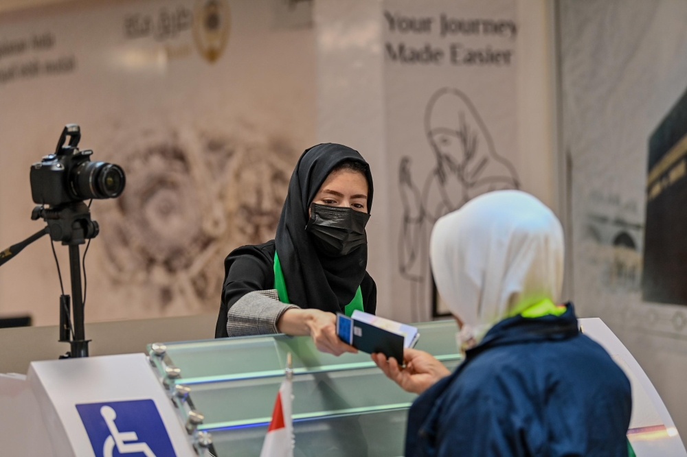 “طريق مكة” تسهل إجراءات سفر الحجاج بمطار أديسومارمو في إندونيسيا