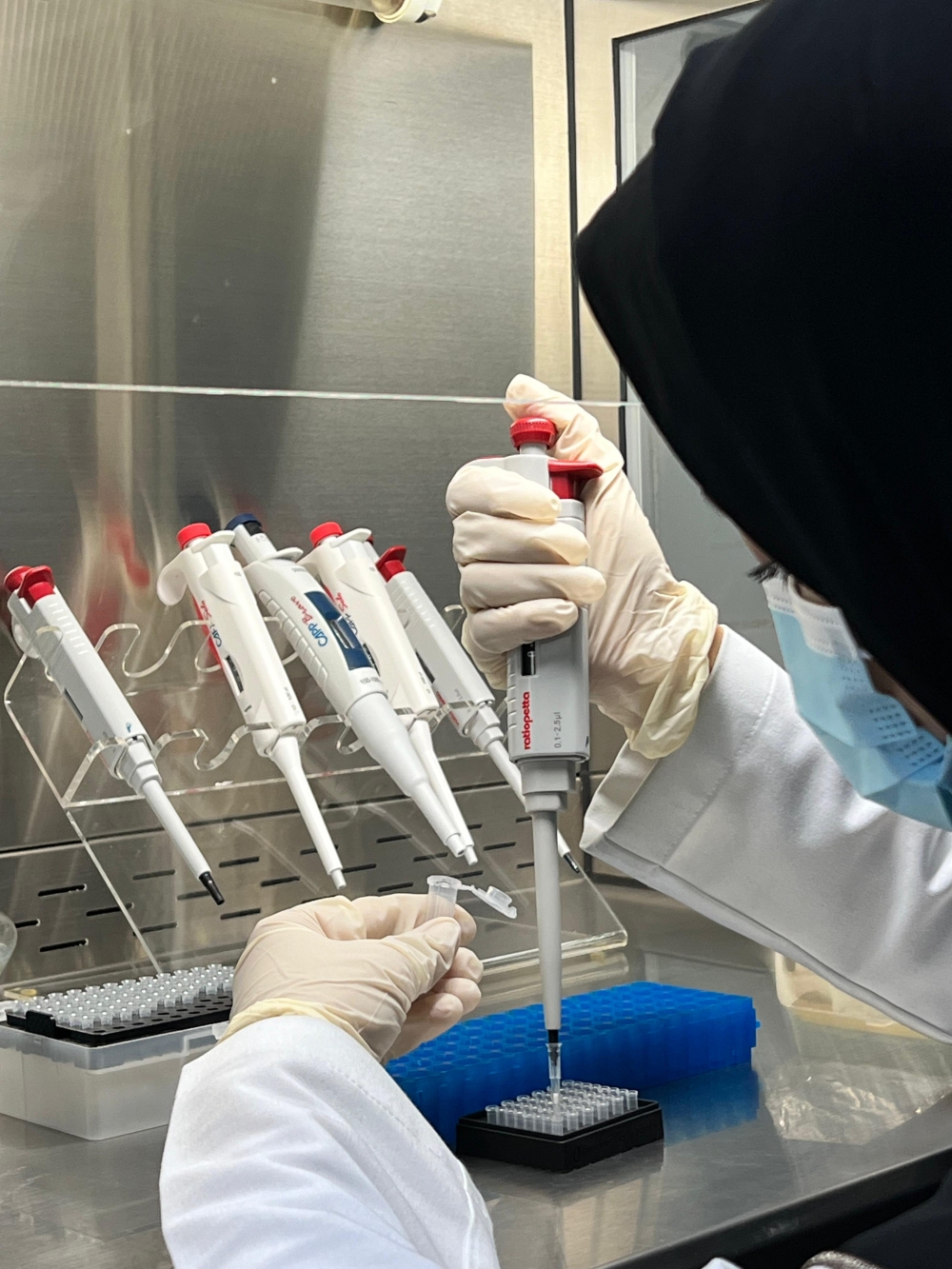إصدار وتجديد 11,116 شهادة صحية وفحص 4,457 عينة غذاء خلال إبريل بجدة