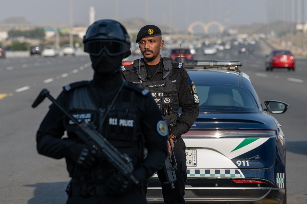 القبض على مقيم لارتكابه عمليات نصب بنشر إعلانات حملات حج وهمية