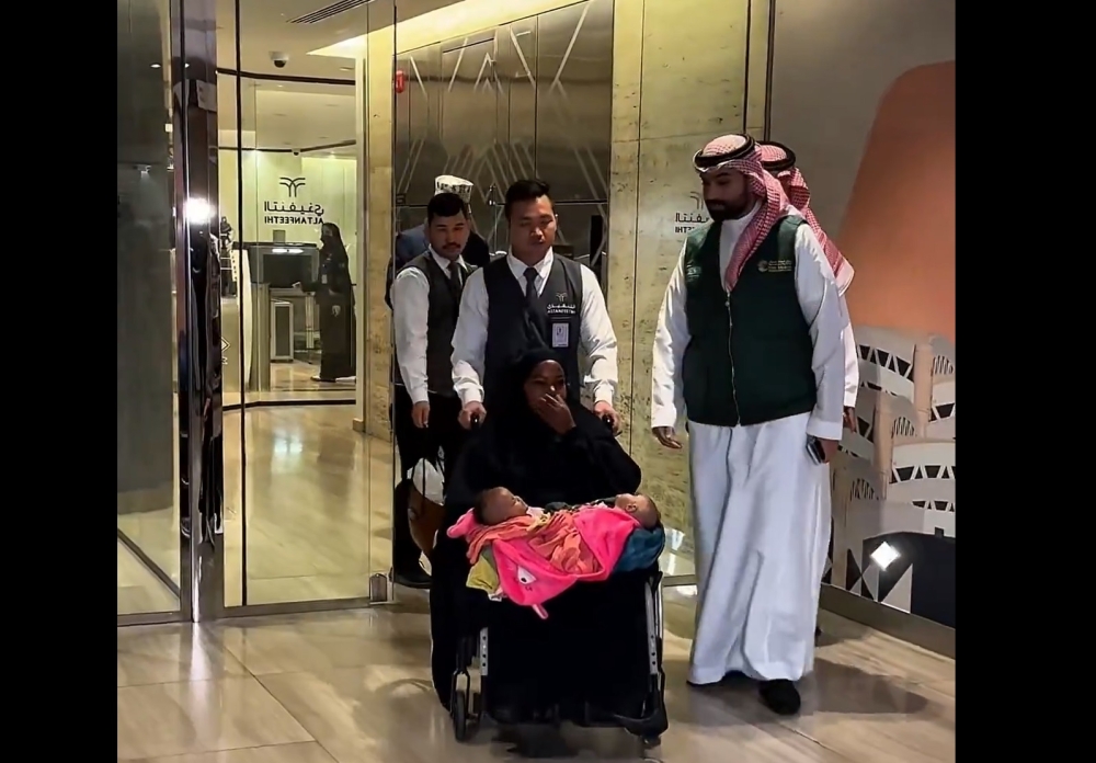 بتوجيهات القيادة.. وصول التوأمين السياميين الصوماليين إلى الرياض