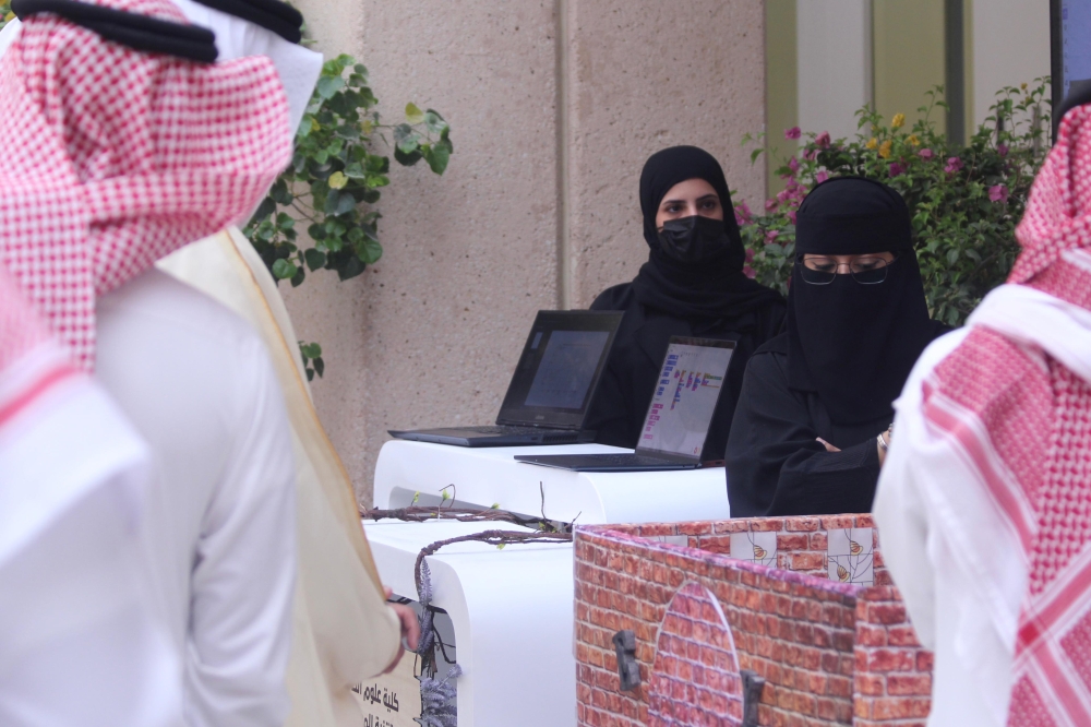 صور| روبوت زراعي ونظام للتنبؤ بانبعاثات الكربون.. ابتكارات في ملتقى “وطن أخضر” بالدمام