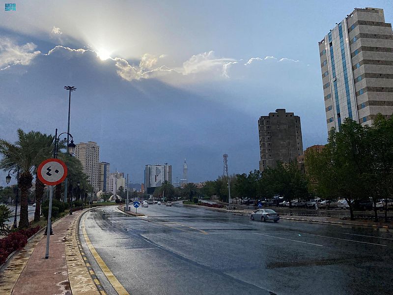 أمطار رعدية غزيرة على محافظات مكة المكرمة والمدني يحذر
