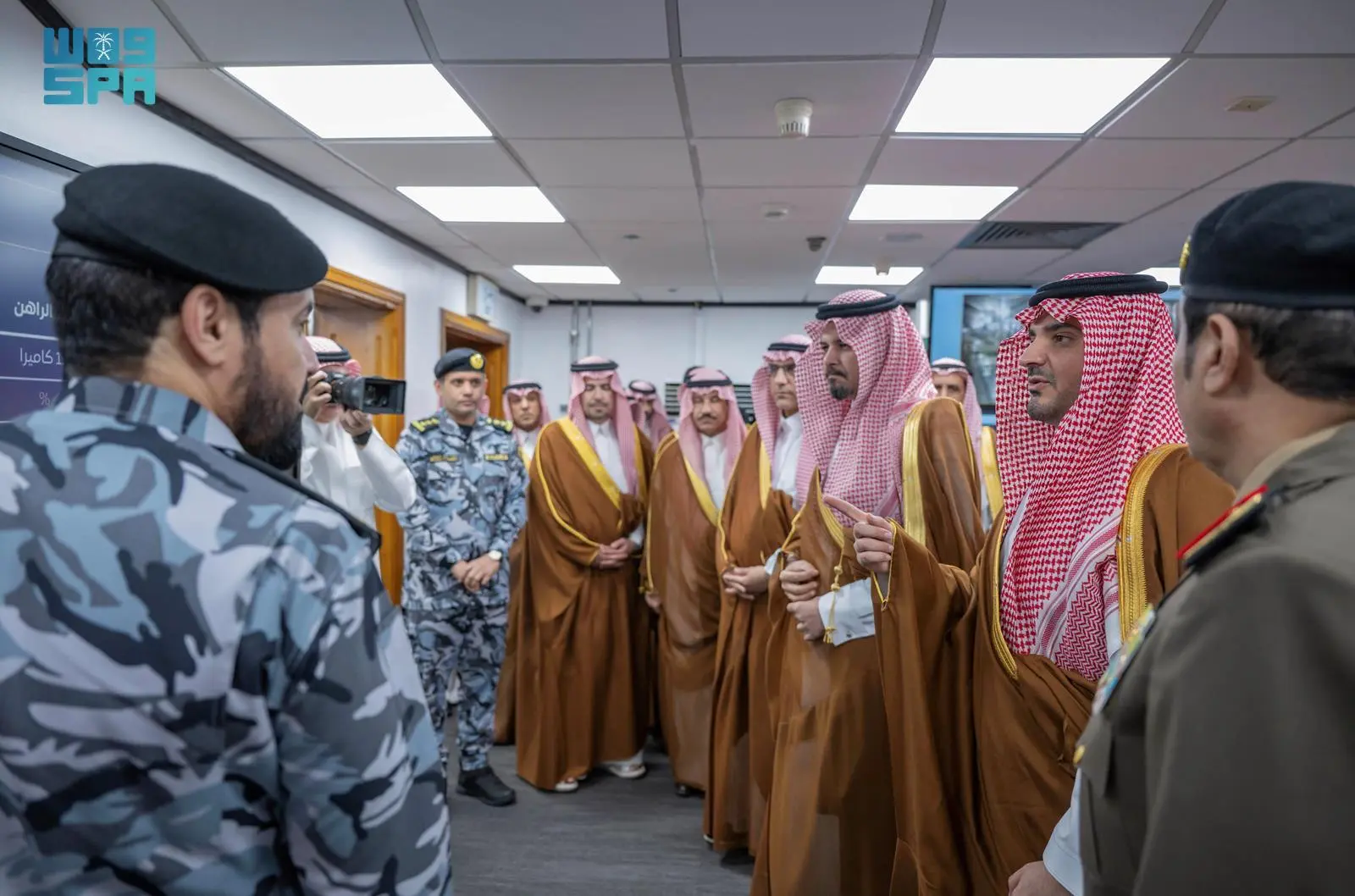 عبدالعزيز بن سعود يتابع سير العمل في مركز عمليات أمن المسجد النبوي الشريف