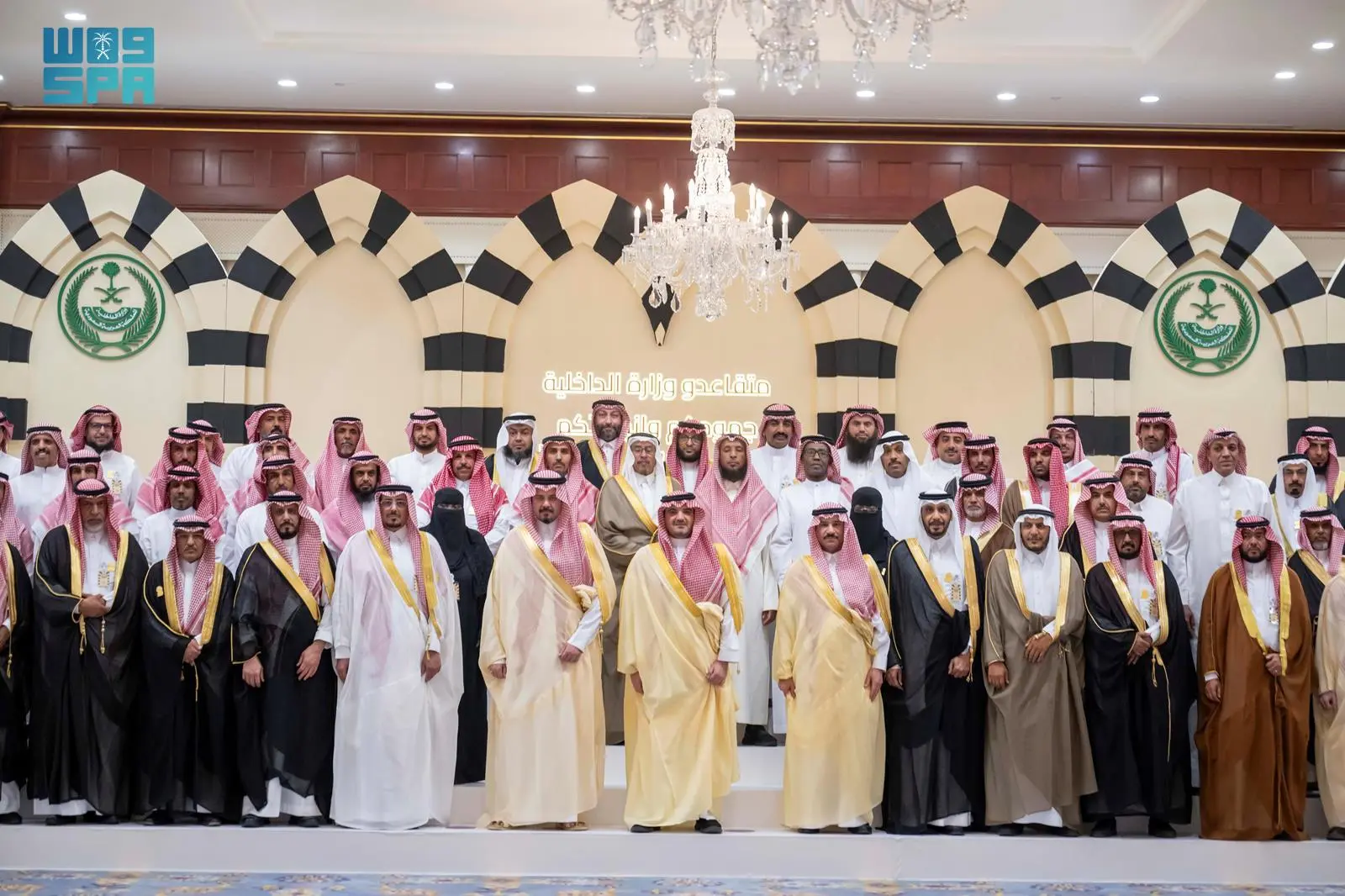 عبدالعزيز بن سعود يلتقي متقاعدي قطاعات وزارة الداخلية بالمدينة المنورة
