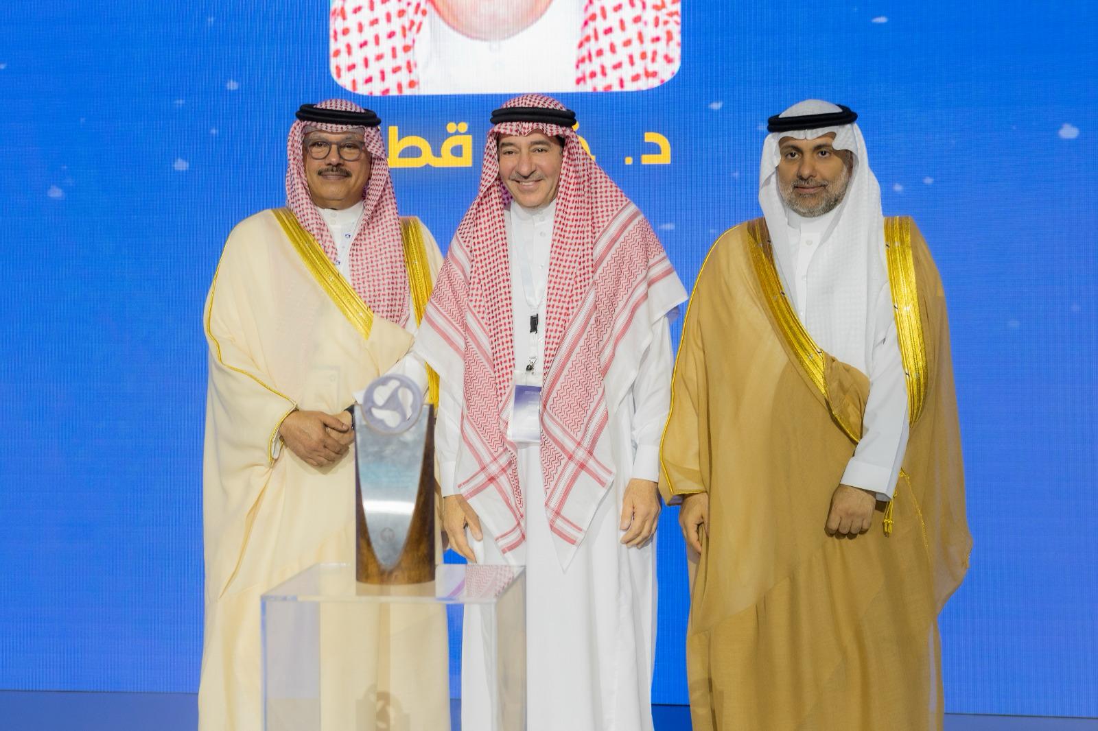 وزير الصحة يكرم خالد القطَّان رائد زراعة الرئة في السعودية
