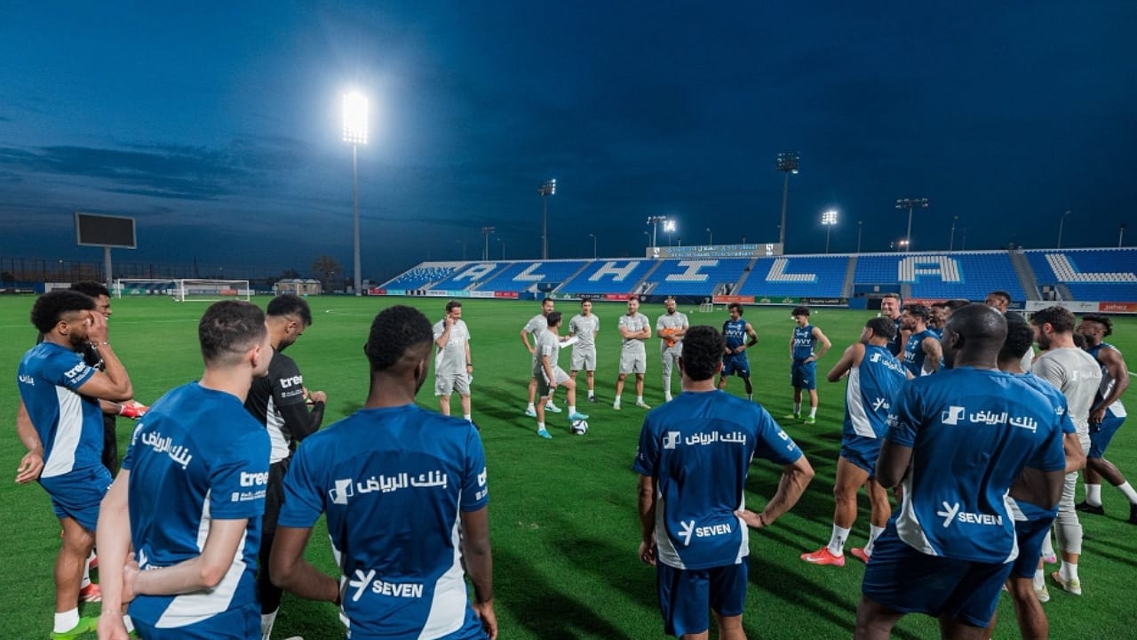 الشلهوب يعقد اجتماعًا عاجلًا مع لاعبي الهلال