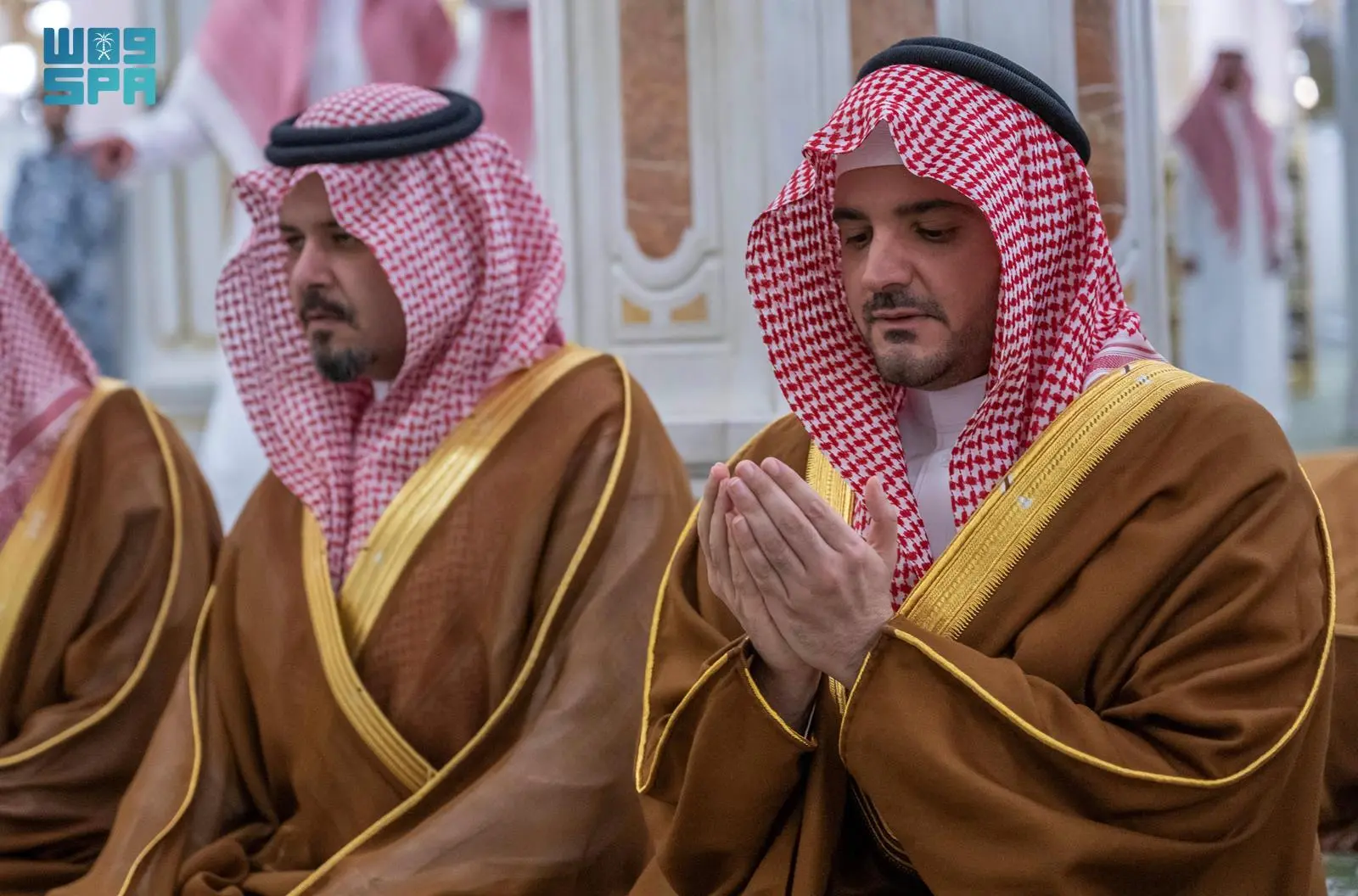عبدالعزيز بن سعود يزور المسجد النبوي ويؤدي الصلاة في الروضة الشريفة