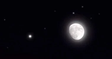فلكية جدة: القمر في التربيع الأول لشهر ذي القعدة اليوم