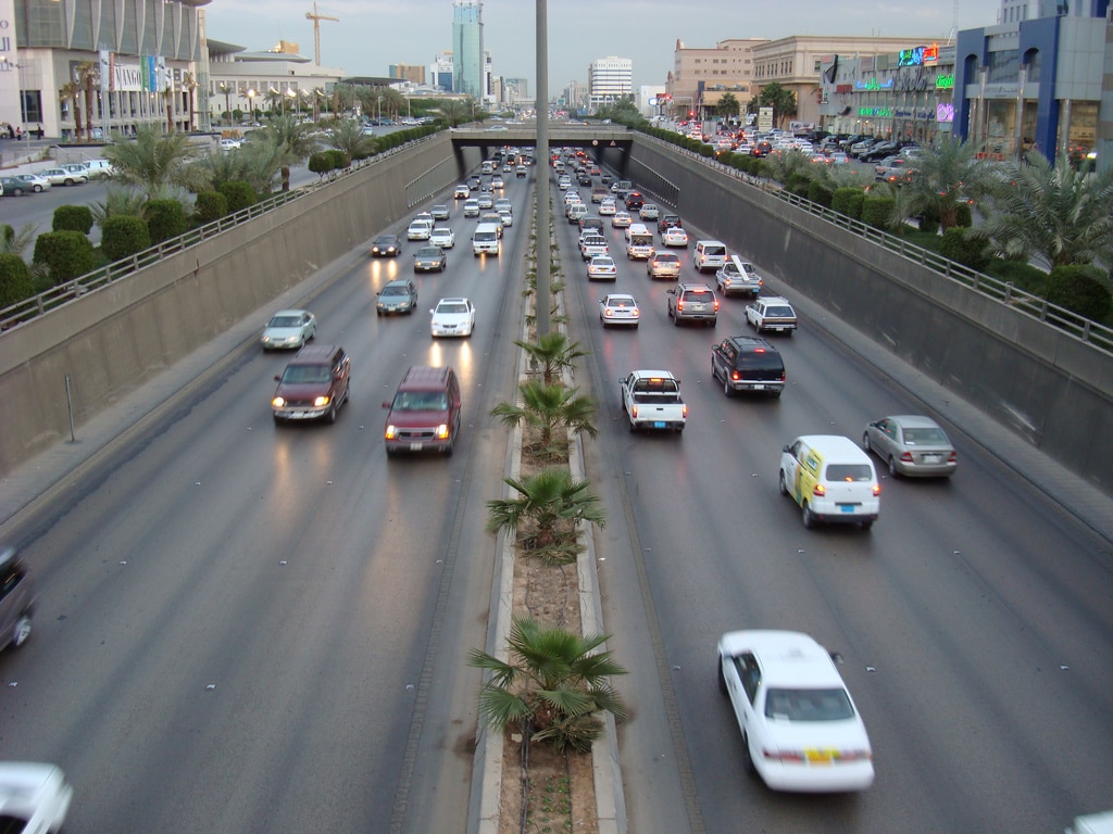 300 ريال غرامة عدم ترك مسافة آمنة بين المركبات أثناء القيادة